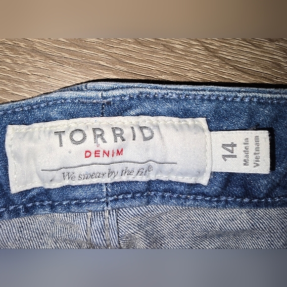 Torrid Floral Embroidered Cutoff Denim Stretch Jean Shorts Women's 14 14W or 1X - Picture 3 of 7